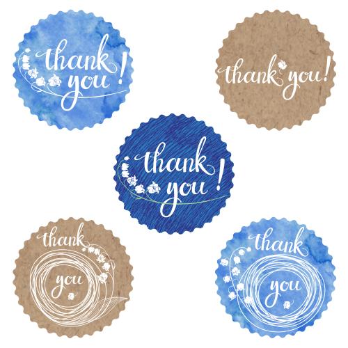 Abstrakte. Vektor fünf runde dankkarten mit lilien und der aufschrift thank you auf aquarellpapier kraftpapier und texturiertem blau